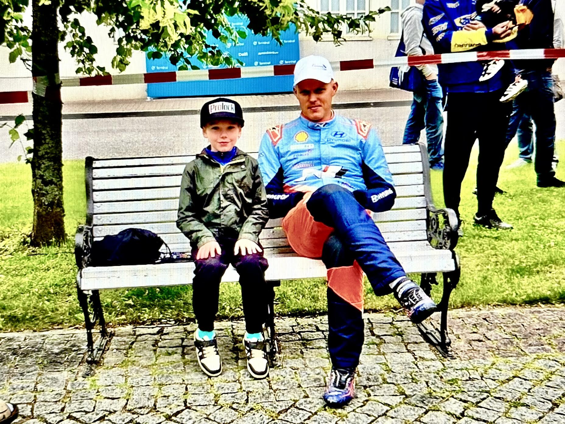 Kaspar Mäesaar ja Ott Tänak suvel Võrus Katariina alleel. Kaspar istub Oti paremal käel nagu kaardilugeja. Tragi noormees Kaspar palus ise, et soovib koos pilti teha ja soovitas oma eeskujul, kelleks ta saada unistabki, kihutada hästi ka Rally Estonial.